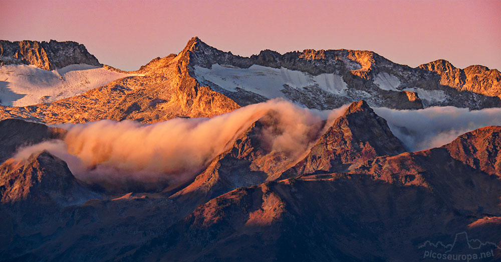 Amanecer sobre el Macizo de la Maladeta desde la Val de Varrados en la Val d'Aran. Pirineos, Catalunya